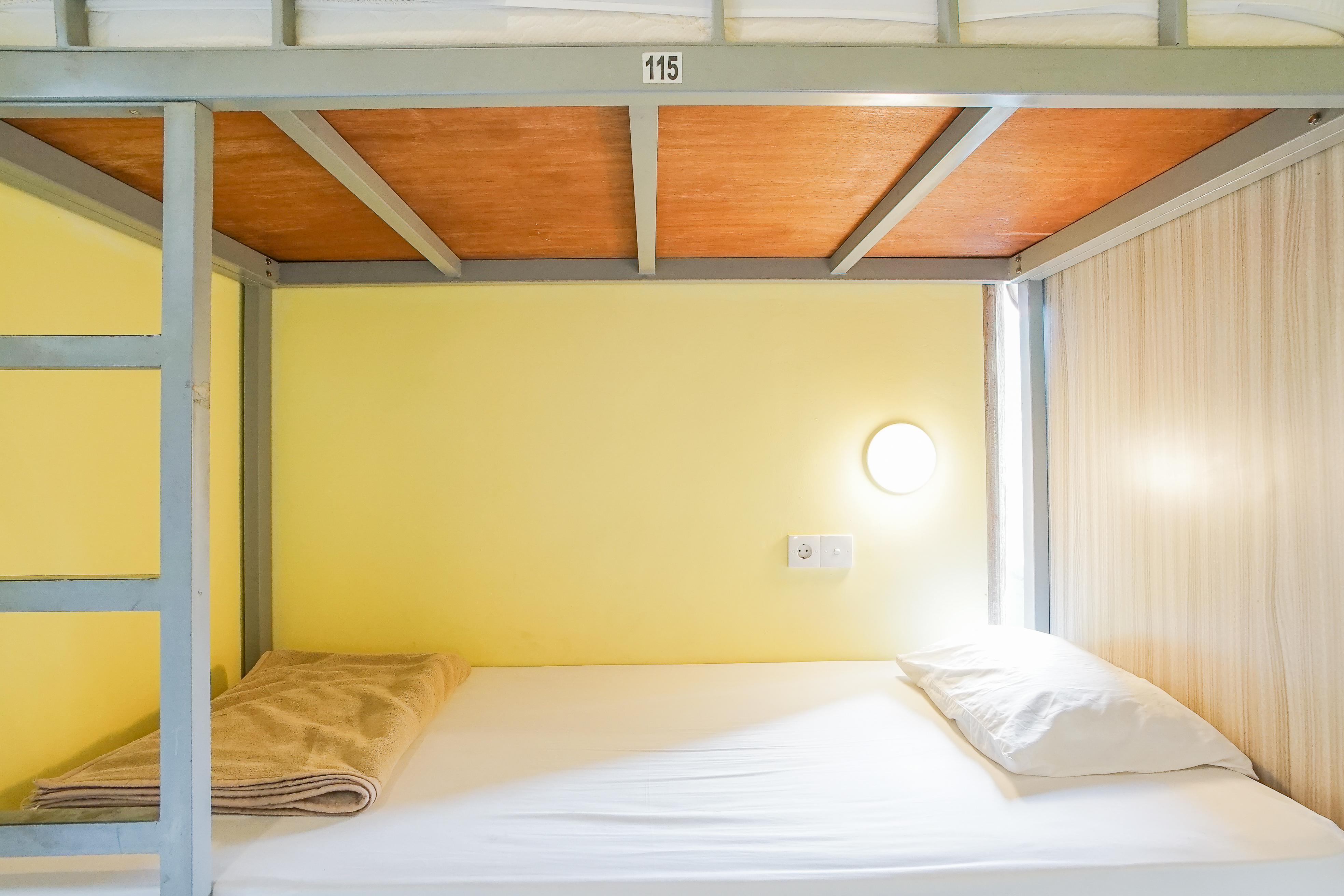 Tempat Tidur Susun di Kamar Asrama Wanita